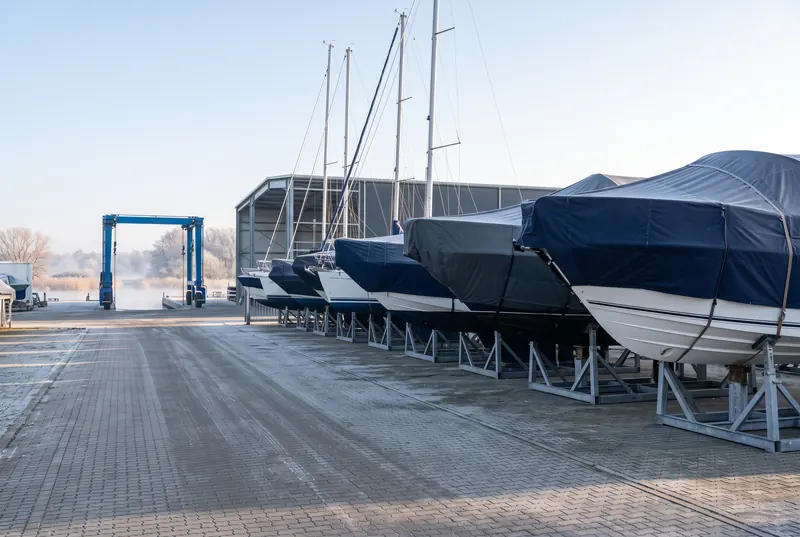 Winterlager im Freien: Yachten auf Lagerböcken unter maßgefertigten Winterpersenningen